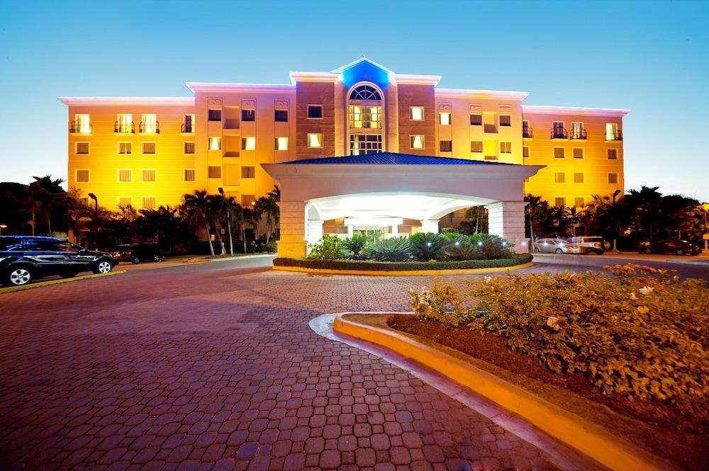 โฮเดลป้า การ์เด้น คอร์ท โฮเต็ล Hotel ซานติอาโก เด ลอสกาบาเญโรส ภายนอก รูปภาพ