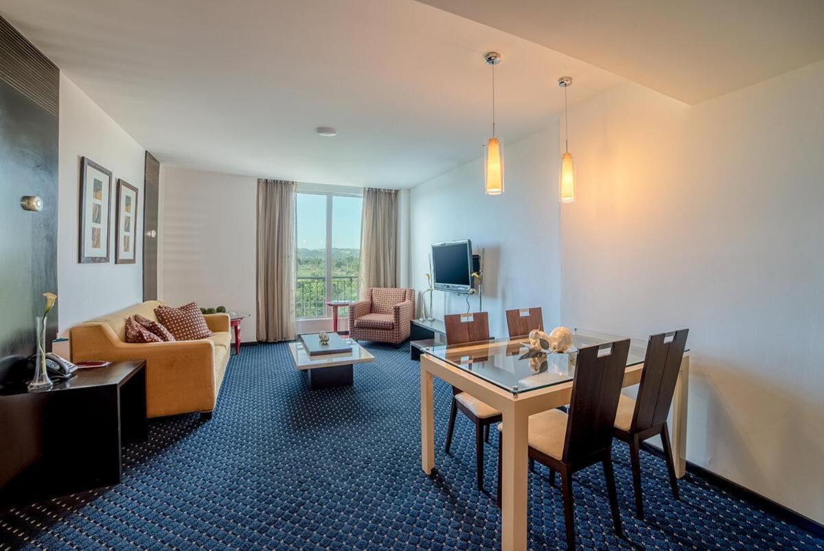 โฮเดลป้า การ์เด้น คอร์ท โฮเต็ล Hotel ซานติอาโก เด ลอสกาบาเญโรส ภายนอก รูปภาพ