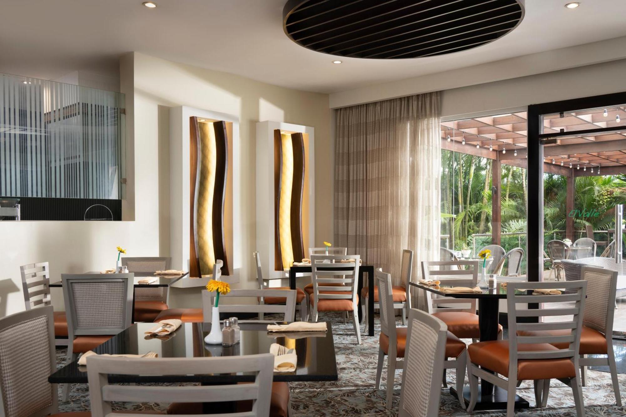 โฮเดลป้า การ์เด้น คอร์ท โฮเต็ล Hotel ซานติอาโก เด ลอสกาบาเญโรส ภายนอก รูปภาพ